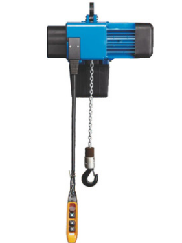 書城鋼結構封頂后工人用歐式電動葫蘆吊裝物料