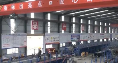 春節(jié)期間高速公路工程建設者用電動葫蘆吊運板材